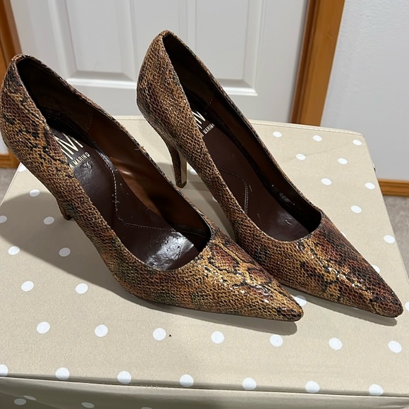 A 2 1/2 inch snake skin style pump never worn, beautiful shoe, classy, - Picture 1 of 4